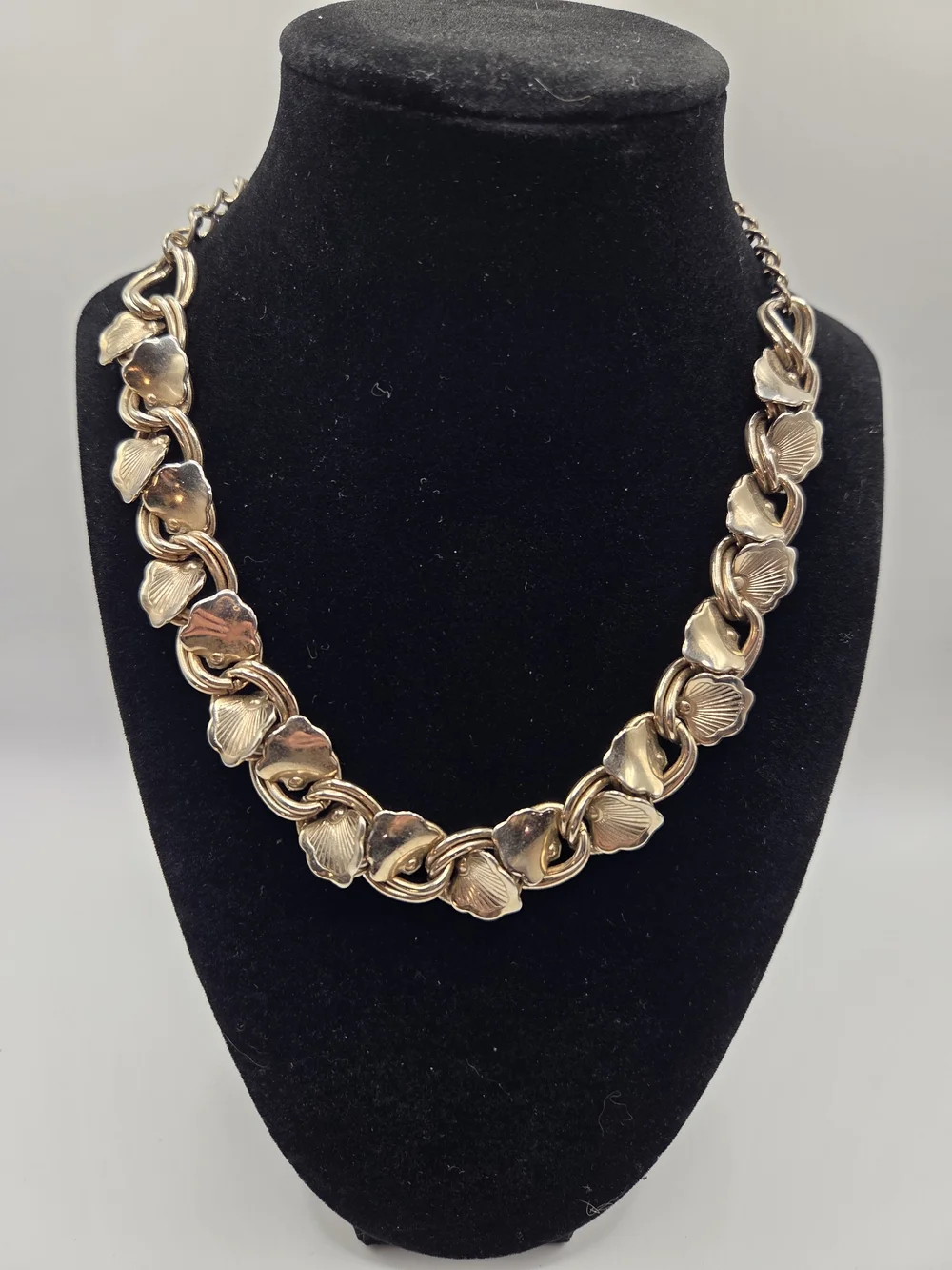 1669. Vintage Gold-Tone Floral Link Necklace